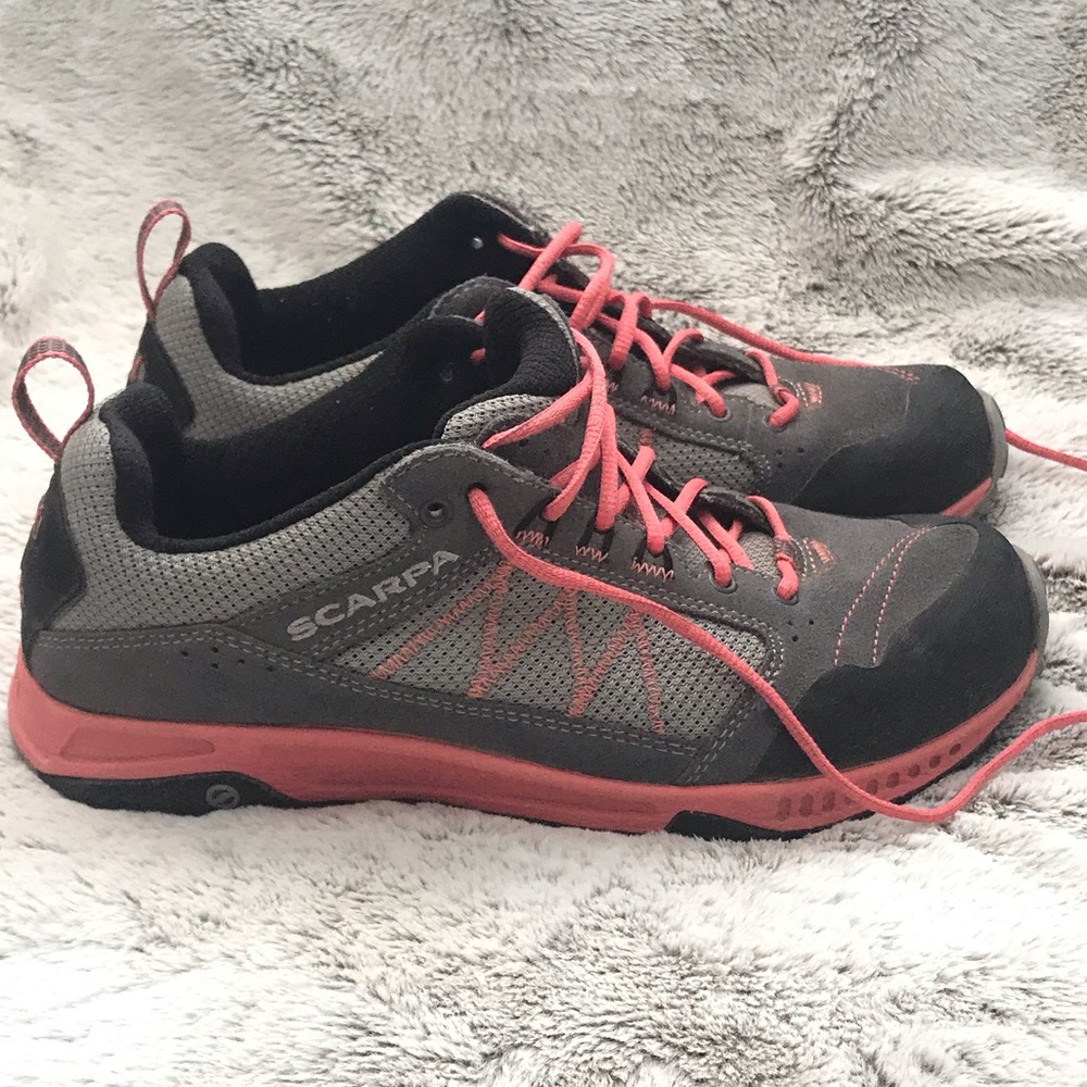 Scraps Hiking shoes